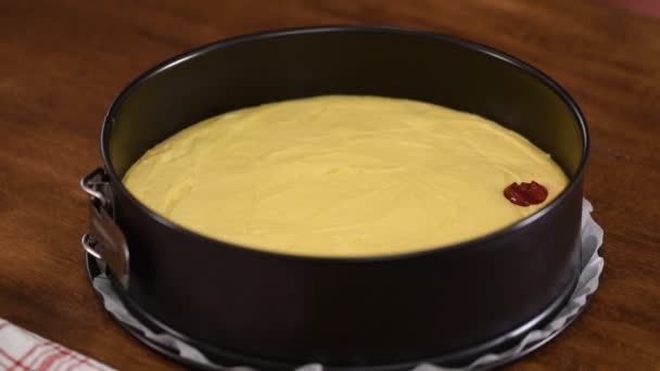 Připravujeme doma čerstvý a sladký domácí třešňový dort na kuchyni. Samičí ruce v červených třešních v syrovém těstě. — Stock video