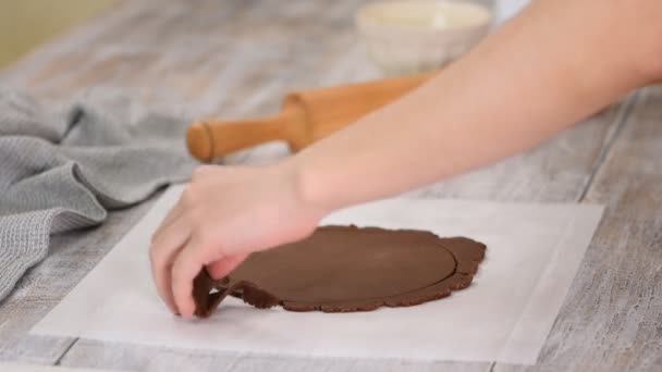 Chef de pastelaria fazendo bolo de camada de chocolate na cozinha. Mãos das mulheres trabalhando com massa de chocolate cru . — Vídeo de Stock