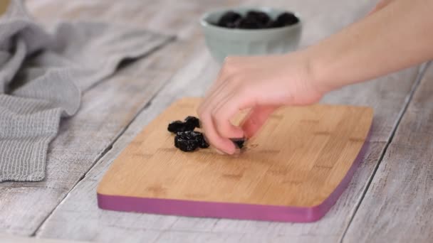 Chef schneidet getrocknete Pflaumen. Konzept der gesunden Ernährung. — Stockvideo