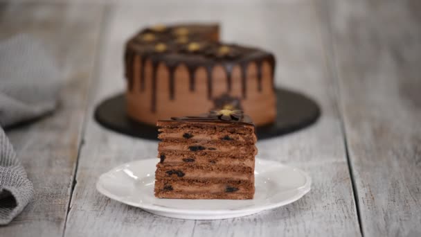 Comer pedaço de bolo de chocolate com ameixas e rum . — Vídeo de Stock