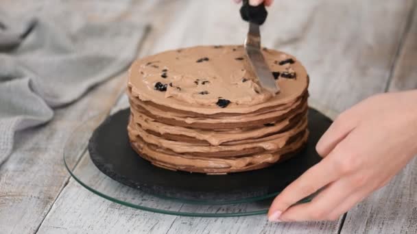 Шаг за шагом. Кондитер делает шоколадный пирог с черносливом . — стоковое видео