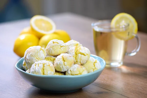 Crinkle biscuits au citron avec une tasse de thé sur fond en bois . Images De Stock Libres De Droits