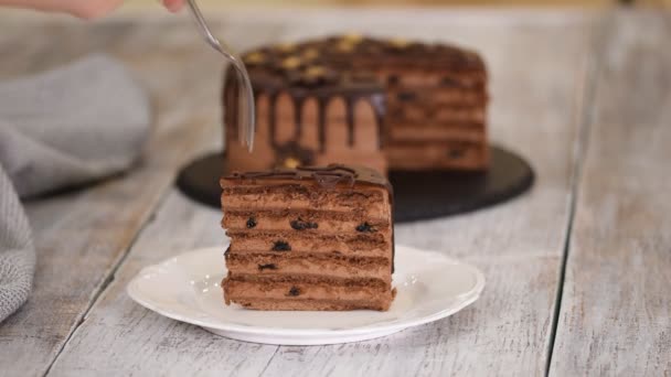 Mangiare pezzo di torta al cioccolato con prugne secche e rum . — Video Stock