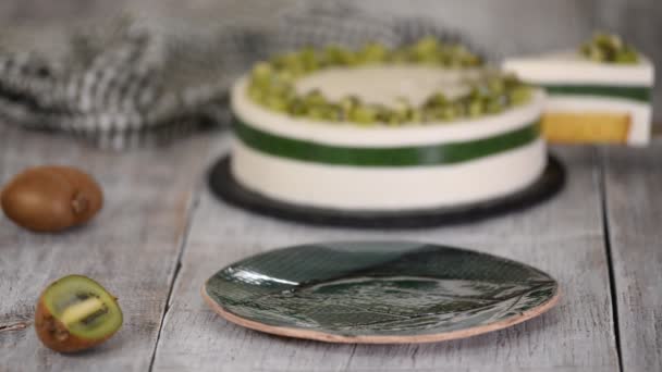Pedaço de bolo de mousse caseiro com kiwi . — Vídeo de Stock