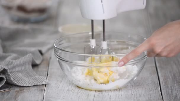 케이크 용 크림 을 만들기 위해 설탕 과 혼합 된 버터. — 비디오