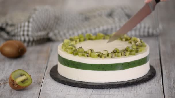 Cutting homemade mousse cake with kiwi. — Stock Video