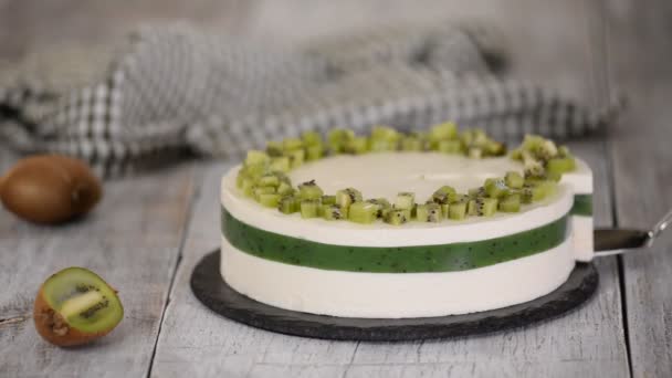 Delicious homemade mousse cake with kiwi. — Stock Video