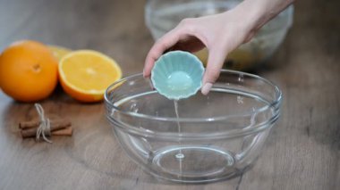 Yakından bir kadın eli yağlı bir kaseye hamur mayası koydu..