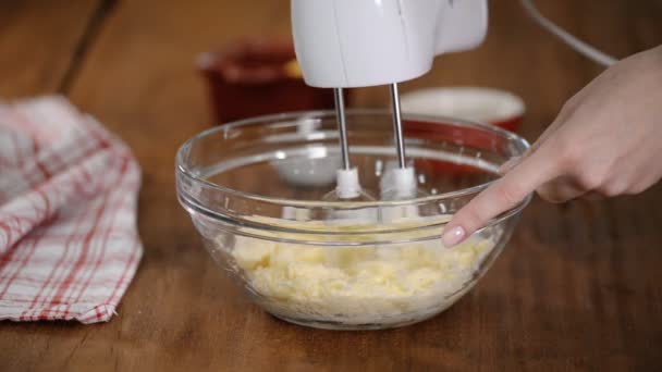 Nahaufnahme von Butter mit Zuckermischung in Glasschüssel. — Stockvideo