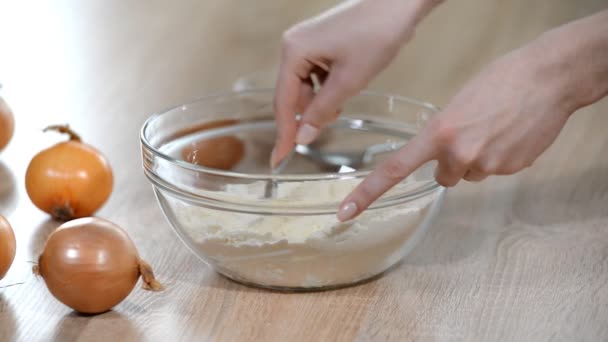 Dodawanie jajka do miski z mąką. — Wideo stockowe
