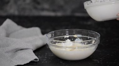 Kadın aşçı pasta için krem şanti yapıyor..