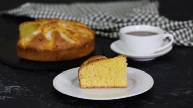 Lezzetli kek, armut dilimi ve bir fincan çay..