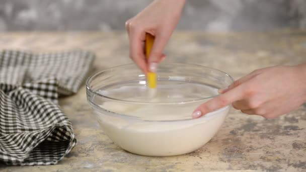 Chef mixing vanilla mousse in glass bowl. — Stock Video