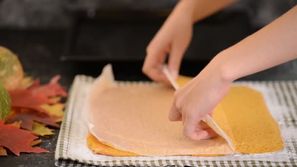 Carta oleosa che viene rimossa dagli strati di pan di Spagna . — Video Stock