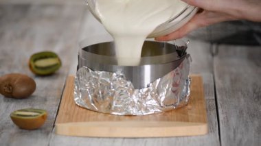 Ev yapımı mus kek yapmak. Beyaz çikolata mousse formda dökme.