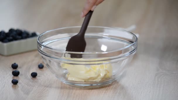 Mixing soft butter and sugar in bowl. — Stock Video