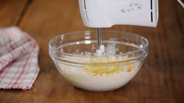 Hamur 'u hazırlıyorum. Hamura Yumurta Ekleniyor.
