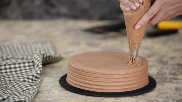 Bolo de chocolate decorado Baker com creme . — Vídeo de Stock