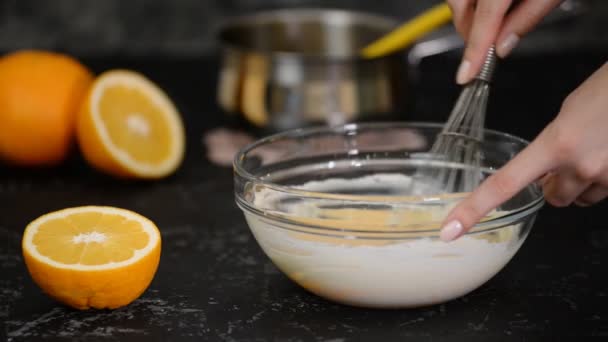 Chef Roer Met Een Klop De Sinaasappel Crème. — Stockvideo