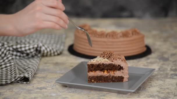 Un trozo de delicioso pastel de chocolate con nueces y caramelo . — Vídeo de stock