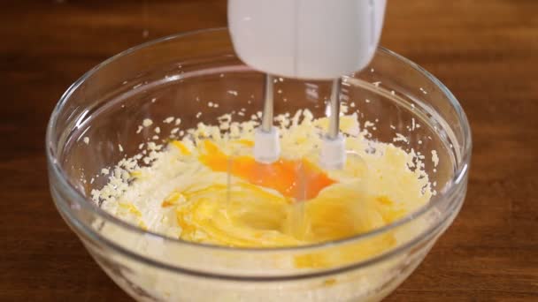 Preparare la pasta. Aggiungere le uova alla pasta. Primo piano — Video Stock