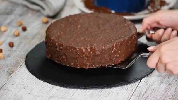 Confeiteiro coloca bolo de mousse de chocolate em uma bandeja de ardósia. Comida doce . — Vídeo de Stock