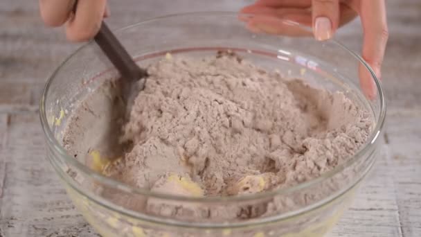 Schokoladenmehl mit Butter verrühren. Zubereitung von Mürbeteig aus Schokolade. — Stockvideo