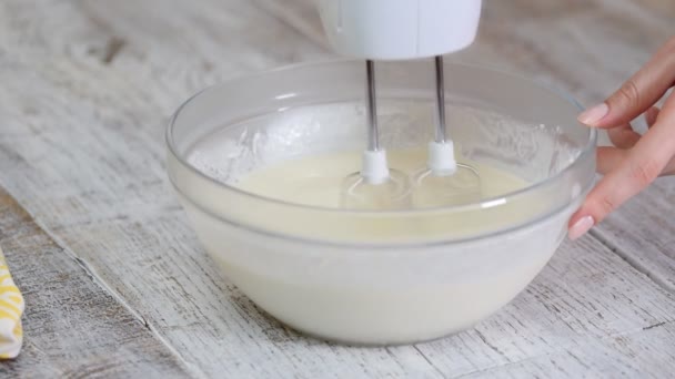 Cooking cream with an electric mixer. — Stock Video