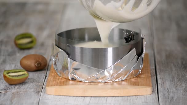 Huisgemaakte Mousse taart maken. De witte chocolademousse gieten in de vorm. — Stockvideo