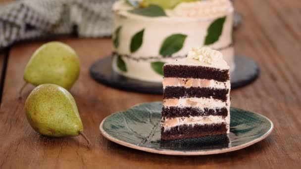 Mănâncă o bucată de tort delicios de ciocolată cu umplutură de pere . — Videoclip de stoc