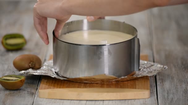 Chef entfernt Metallringform von Kiwi-Mousse-Kuchen. — Stockvideo