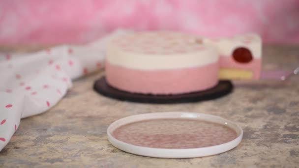 Un pedazo de delicioso pastel de mousse de fresa. Postre moderno . — Vídeos de Stock