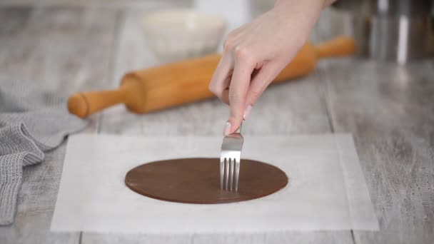 Kobieta przebija ciasto z widelcem, aby zapobiec pęcherzyki powietrza podczas pieczenia. — Wideo stockowe