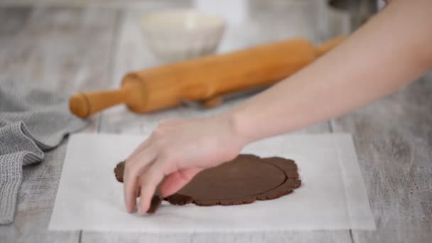 Chef de pastelaria fazendo bolo de camada de chocolate na cozinha . — Vídeo de Stock