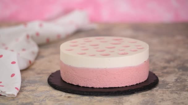 Cutting delicious strawberry mousse cake. Sweet food. — Stock Video