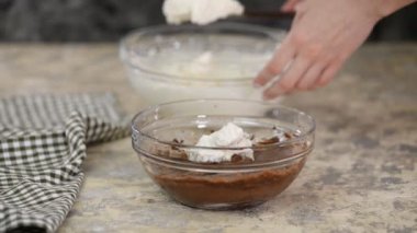 Pasta şefi mutfakta çikolatalı krema yapıyor..