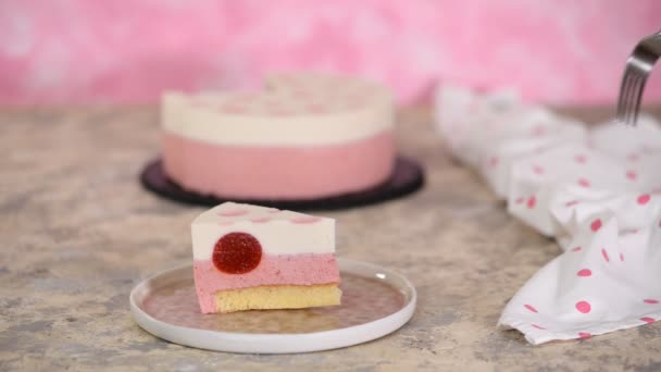 Un morceau de délicieux gâteau à la mousse de fraise. Dessert moderne . — Video