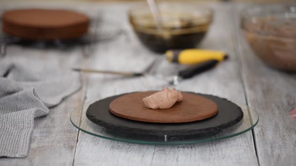 Paso a paso. Pastelero haciendo pastel de capa de chocolate con relleno de ciruelas pasas . — Vídeo de stock