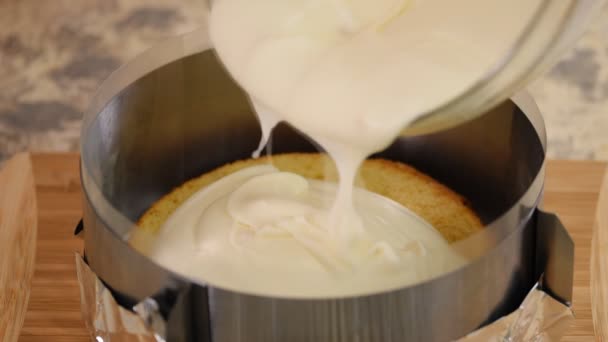 Chef vertiendo mousse en el molde de anillo de metal. Pastelero haciendo pastel de mousse de melocotón . — Vídeos de Stock