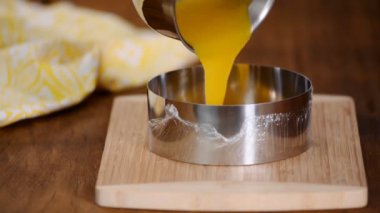 Pasta şefi şeftali jölesini metal halka kalıbına döküyor..