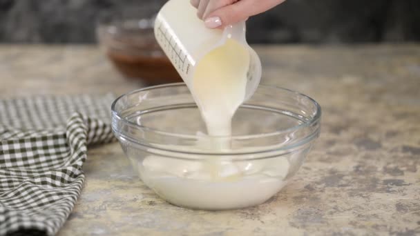 Mixer Whip Heavy Cream in einer Schüssel vorhanden. Nahaufnahme. — Stockvideo