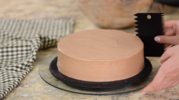 Pastelaria chef terminar de decorar o bolo com creme de chocolate . — Vídeo de Stock