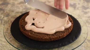 Pasta şefi mutfakta pasta yapıyor..