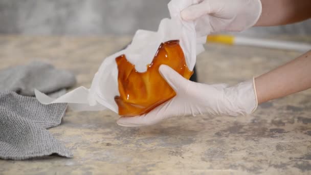 Šéfkuchař peče karamelovou vázu na dort. Výroba karamelové dekorace. — Stock video