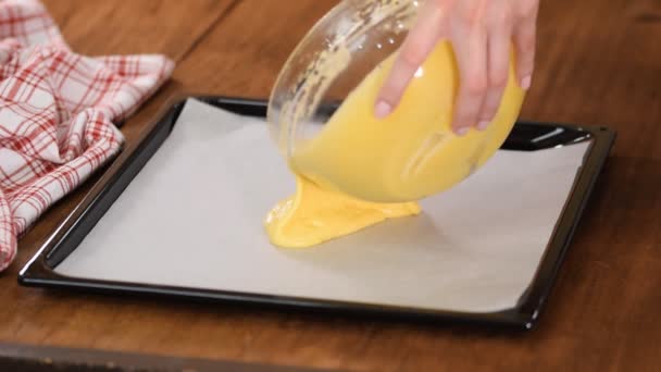 Pastella per torte versata nel piatto da forno. A casa a cucinare. Torta di cottura . — Video Stock