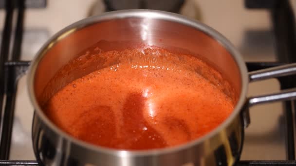 Rebus puree strawberry dalam panci . — Stok Video