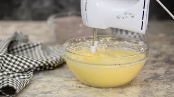 クローズアップキッチンミキサーは、生地のための成分をビート. — ストック動画