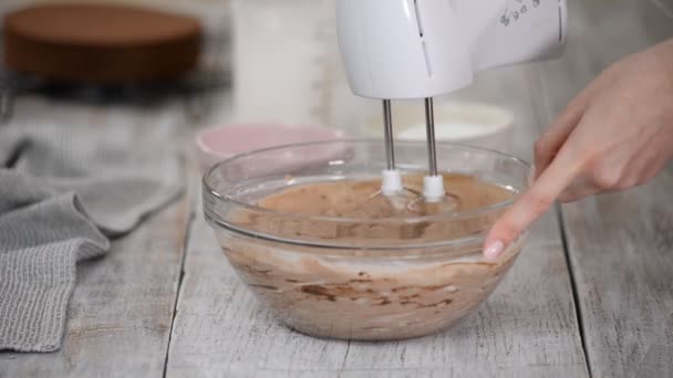 Chef adicionou açúcar em pó em creme e chicoteado. Fazer creme de chocolate para bolo . — Vídeo de Stock