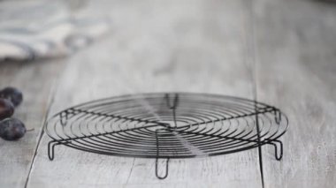 Taze pişmiş ev yapımı erik keki ve çöreği..