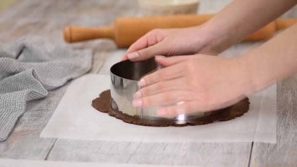 Chef de pastelaria fazendo bolo de camada de chocolate na cozinha . — Vídeo de Stock